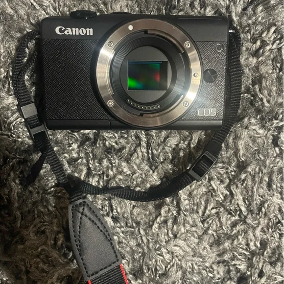Canon camera content creator M200 mirrorless camera